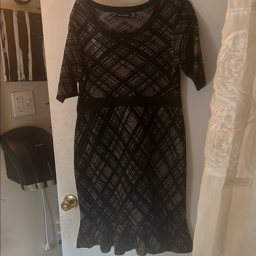 Nina Leonard Black Midi Sheath Dress with Scoop Neck. 🌸today’s deal🌸